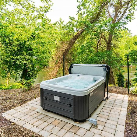 Riverside Tiny Cabin W Hot Tub, Fire Pit, & Kayaks Rileyville Екстер'єр фото