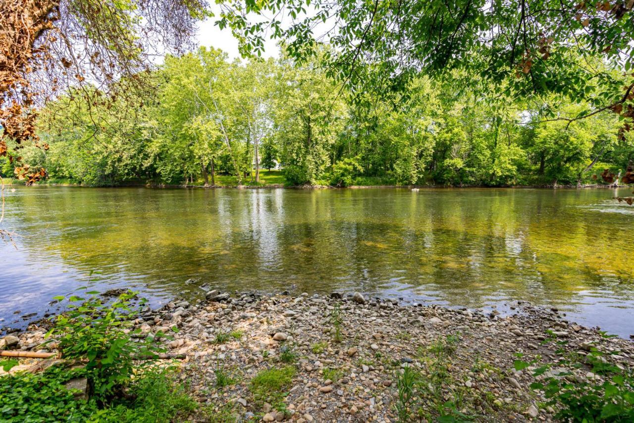Riverside Tiny Cabin W Hot Tub, Fire Pit, & Kayaks Rileyville Екстер'єр фото