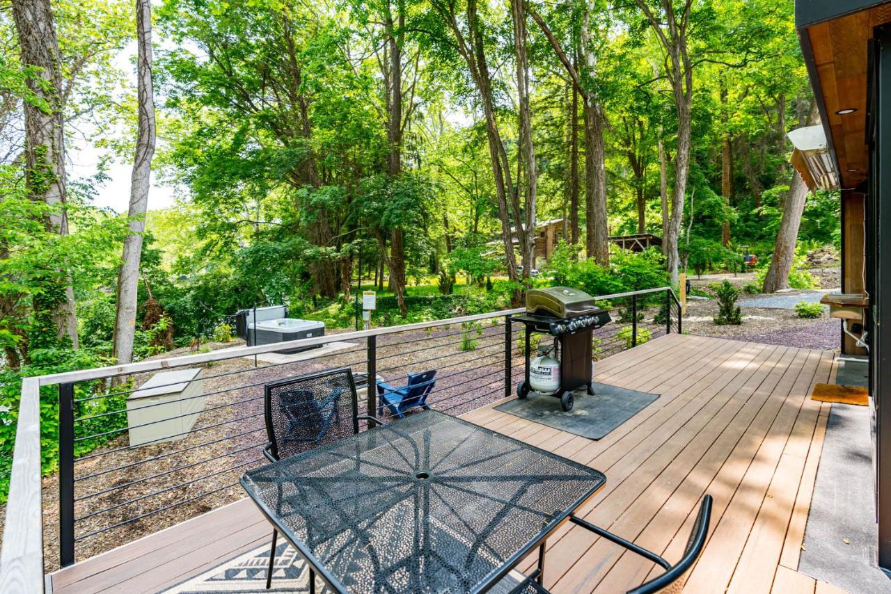 Riverside Tiny Cabin W Hot Tub, Fire Pit, & Kayaks Rileyville Екстер'єр фото