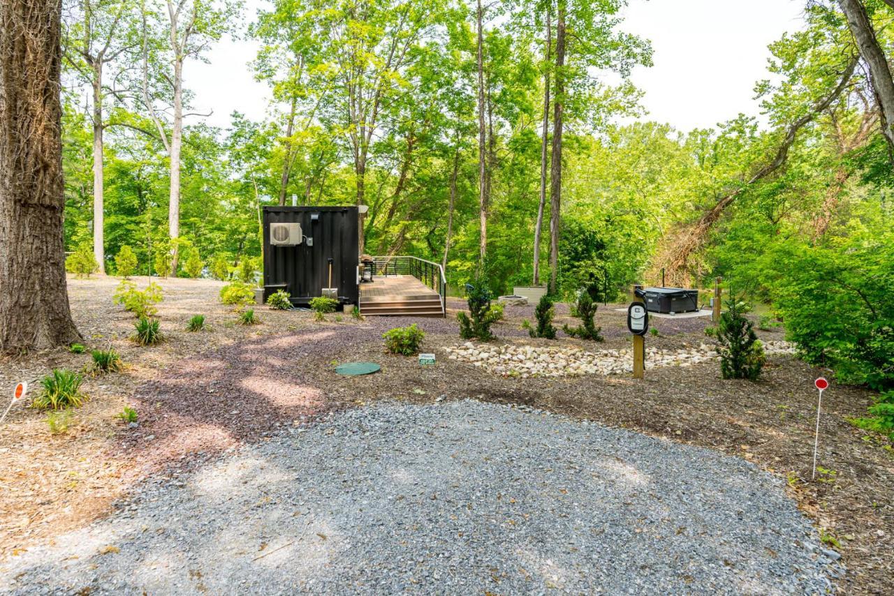 Riverside Tiny Cabin W Hot Tub, Fire Pit, & Kayaks Rileyville Екстер'єр фото