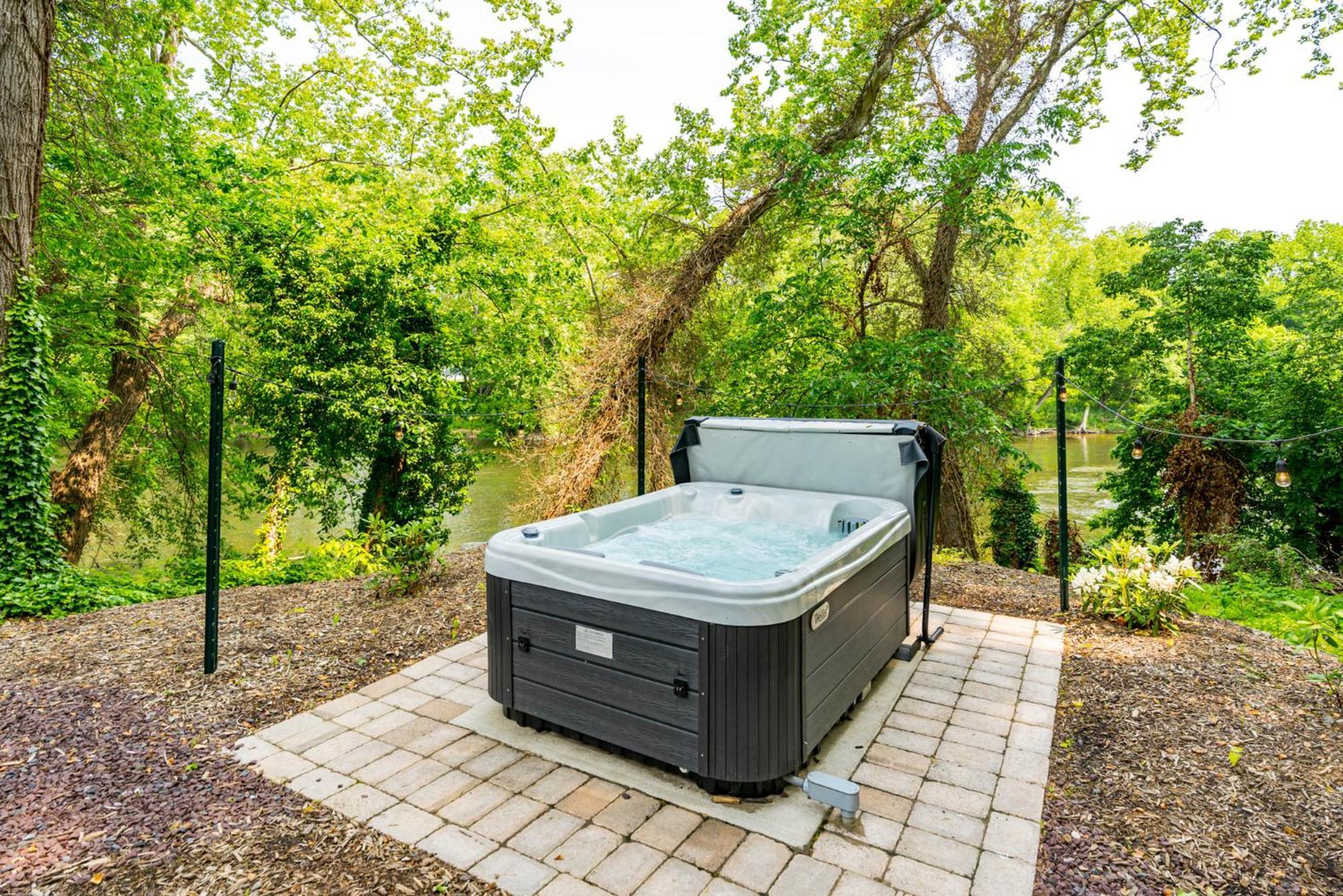 Riverside Tiny Cabin W Hot Tub, Fire Pit, & Kayaks Rileyville Екстер'єр фото